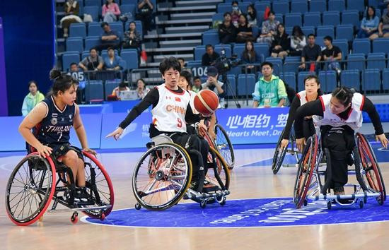 10月19日，杭州第4届亚残运会轮椅女篮小组赛，中国轮椅女篮首战取得开门红。视觉中国供图