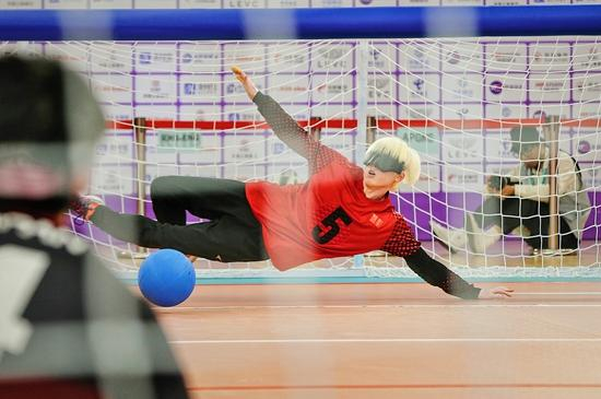 10月27日，杭州第4届亚残运会盲人门球男子组决赛，中国队9∶3战胜日本队，夺得冠军。视觉中国供图