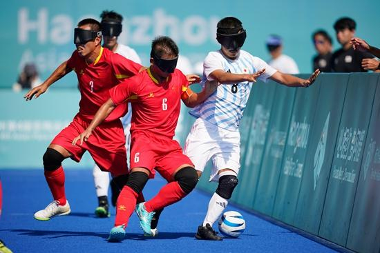 10月24日，杭州第4届亚残运会，中国盲人男足队1∶0战胜日本队，小组赛两连胜。视觉中国供图