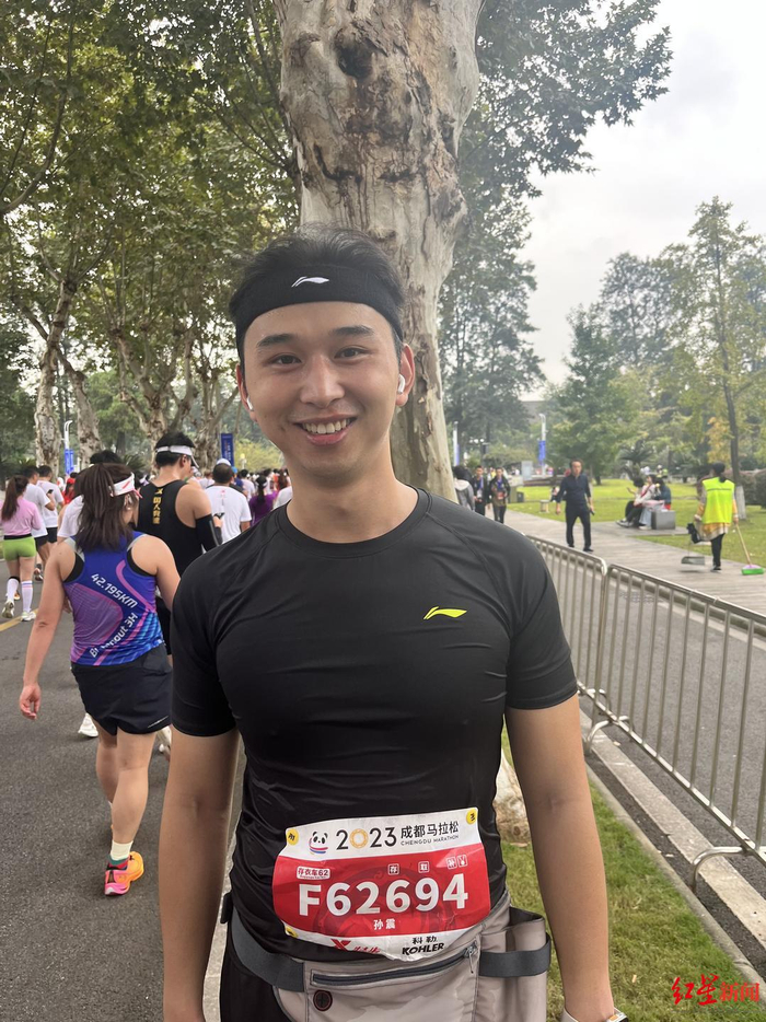 ▲从马来西亚回国休假的孙震参加成都马拉松