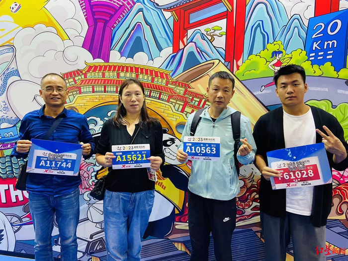 ▲张义兰（左一）