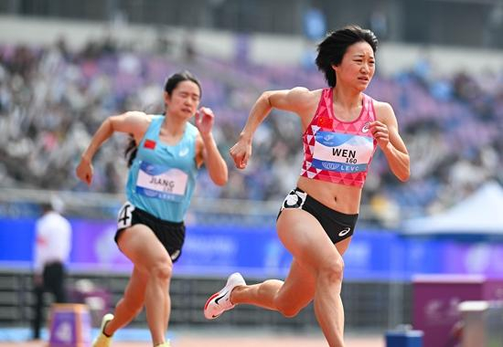 10月25日，杭州第4届亚残运会田径女子200米-T37决赛，中国代表团田径运动员文晓燕以26秒18夺冠。视觉中国供图