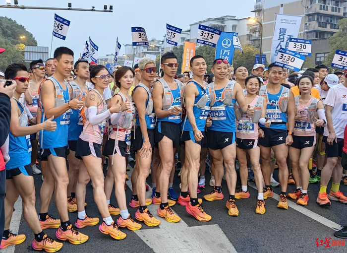 ▲起跑前，官方配速员们合影