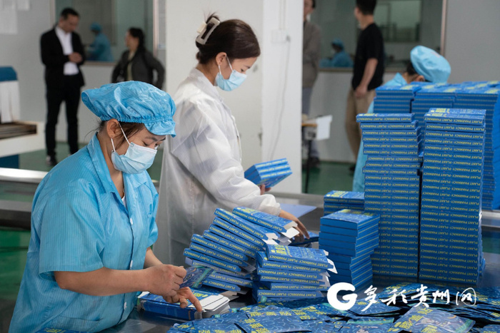 　工人正在包装产品