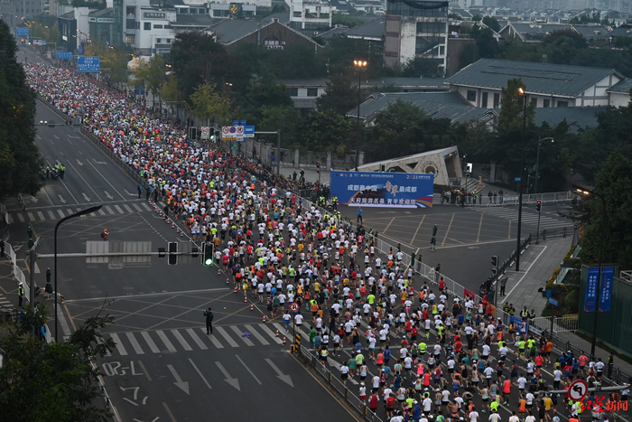 2023成都马拉松选手出发