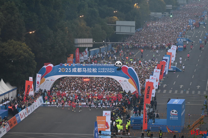 ▲今日，成都马拉松鸣枪开跑