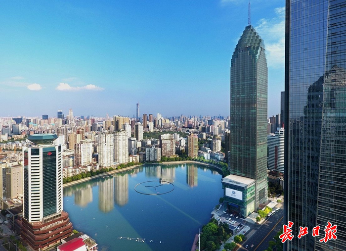 汉口建设大道金融一条街上高楼林立,这里是武汉市的金融中心.