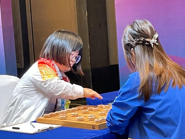 左文静（左）战胜梁妍婷摘得金牌。  新京报首席记者 孙海光 摄