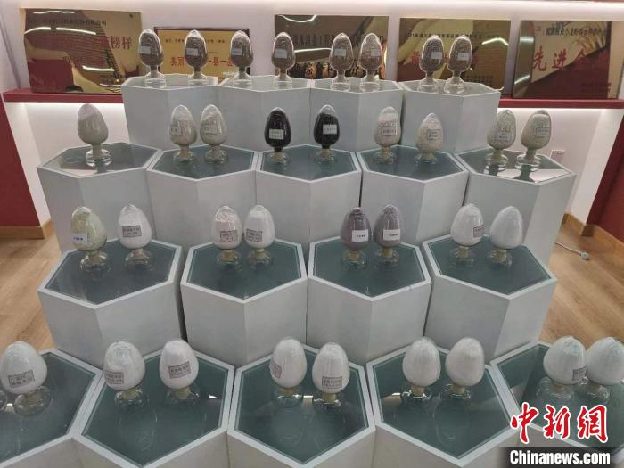 图为黄国粮业展示的稻谷和米粉。杨大勇摄