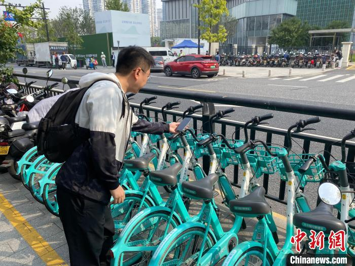 市民扫码使用共享单车会收到礼让盲道的提示。郭天奇摄