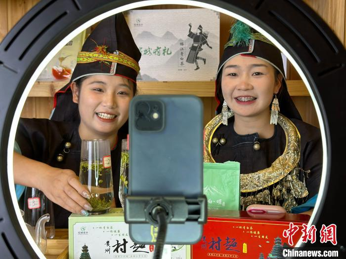 图为在榕江县本地主播身着民族服饰带货茶叶.中新网记者袁超摄
