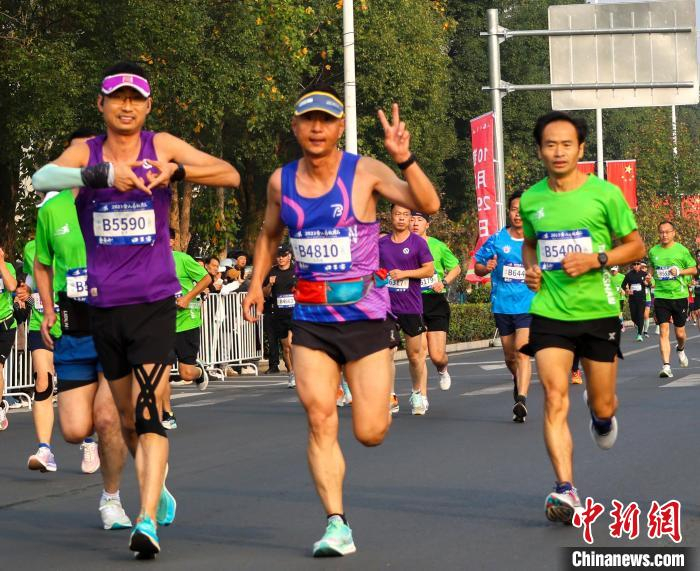 奔跑中的参赛选手们。叶智成 摄