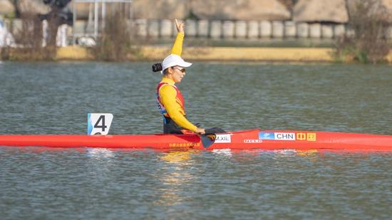 10月23日，杭州第4届亚残运会首金诞生， 中国选手谢毛三夺得皮划艇女子KL1级金牌。视觉中国供图