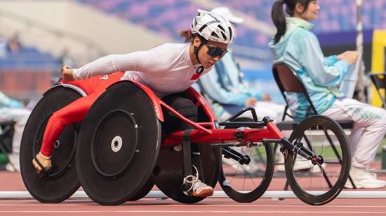 10月24日，杭州亚残会男子200米自由泳S5决赛：中国“无臂飞鱼” 郭金城再破亚洲纪录夺冠。视觉中国供图