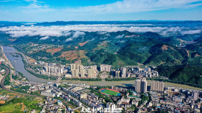 玉屏县城新貌。胡攀学 摄