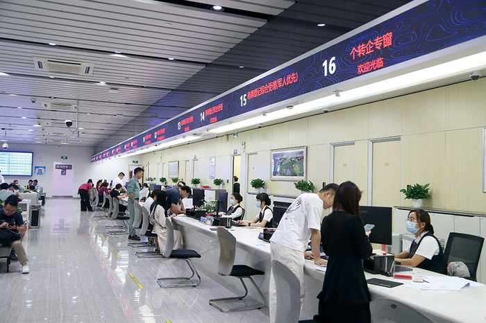 图为深圳市市场监管局龙岗局提供“个转企专窗服务”等政务服务现场。