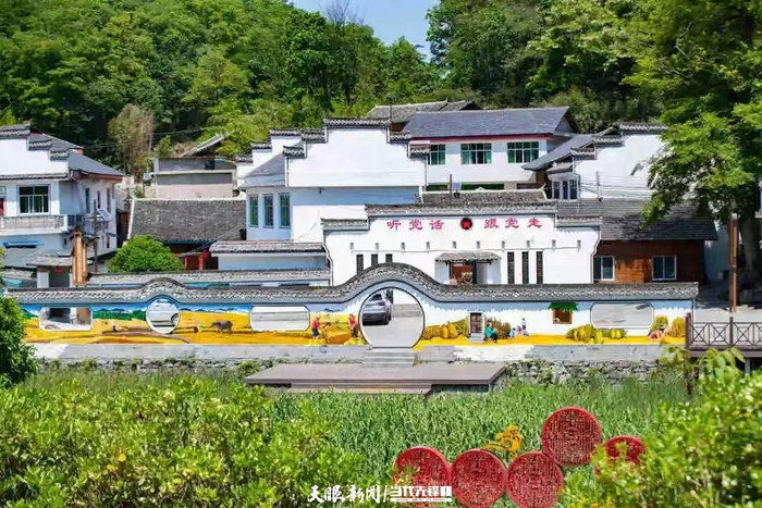 铜仁市万山区青年湖村黄家寨美丽村容村貌。杨聪 摄