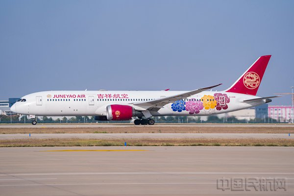 吉祥航空注册号为B-209R的波音787梦想飞机执行郑州米兰首航航班滑跑起飞