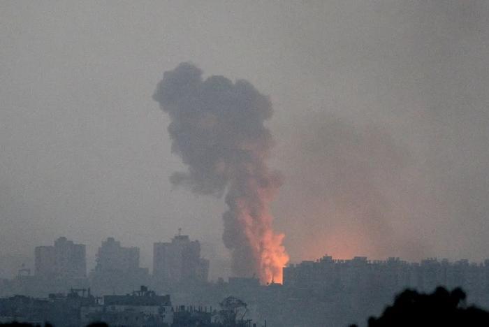 这张10月28日从加沙边境以色列一侧拍摄的照片显示，加沙地带北部遭以军袭击后升起浓烟。新华社发（伊兰·阿萨亚格摄/基尼图片社）