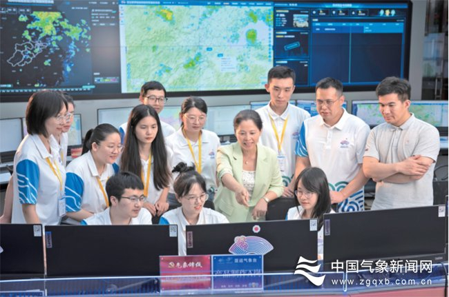 9月23日 ，亚运气象台气象专家正在研判复杂的天气形势。图/文 宋奂达