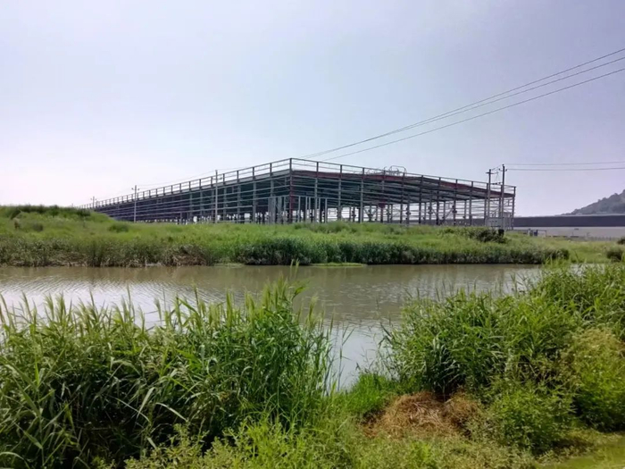 高导车间一侧仅完成钢架结构