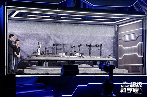 UP主“稚晖君”用自研机械臂模拟月球挖矿流程