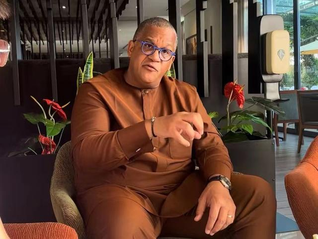 让-马克·布歇在内罗毕接受记者采访。郑朕摄