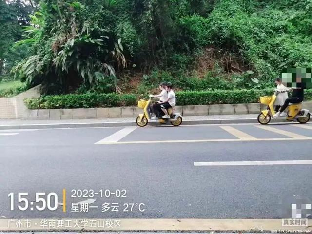 事发后，学校仍有骑行载人和不戴头盔现象。 来源：上游新闻