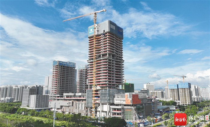 　正在建设中的三亚中粮大悦城中心项目。报记者 谢式伟 摄