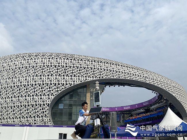 10月5日5时，绍兴市气象局工作人员在羊山攀岩中心安装便携式自动气象站，为攀岩赛事提供现场气象保障。图/文 包君俏