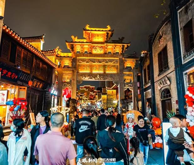 10月2日，铜仁市碧江区中南门历史文化旅游区游人如织。邓宇志 摄