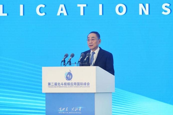 ▲中联重科董事长、CEO詹纯新在第二届北斗规模应用国际峰会上致辞