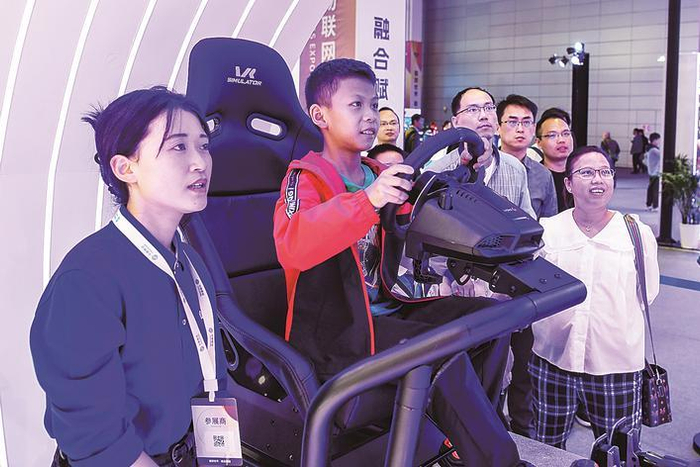     10月21日，在无锡举行的2023世界物联网博览会上，一位小朋友在活动现场体验智能驾驶。    新华社发