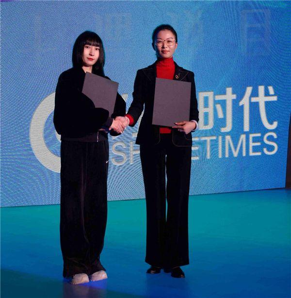 分享时代·总裁:郭娜女士(左) ;联盟秘书处·秘书长:向京晶女士(右)