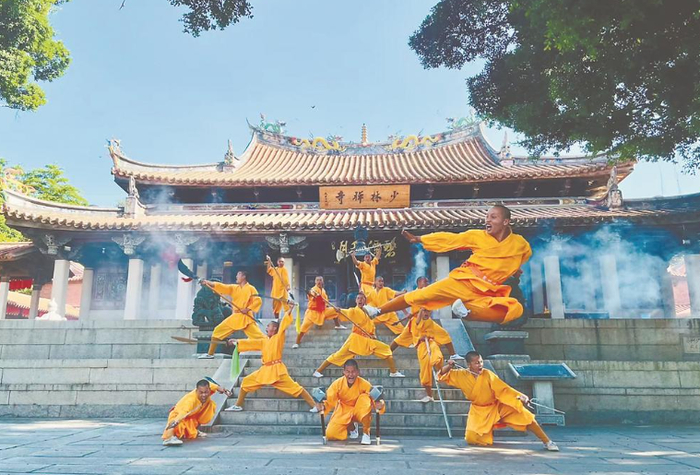 泉州少林寺武僧演练五祖拳。 释理刚 摄