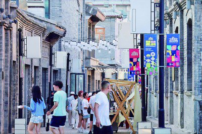 第十一届北京惠民文化消费季“艺”起来艺术节吸引市民参观游览。资料图片