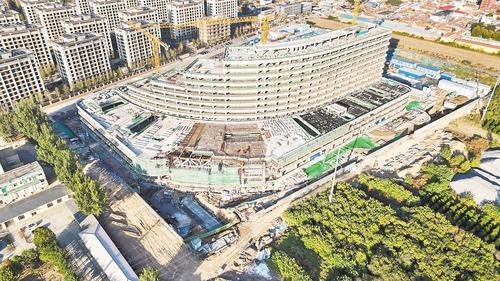     10月26日，位于燕郊高新区菩兰路东侧的河北燕达陆道培医院项目正在建设中。 河北日报通讯员赵 岐摄