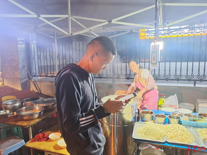 ▲阿杰习惯收车前在这家路边摊吃了一碗抄手