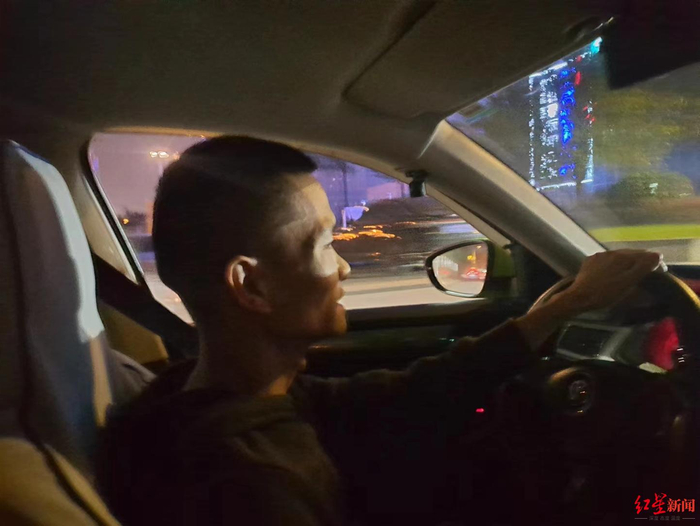 ▲夜晚在街上跑出租车的阿杰