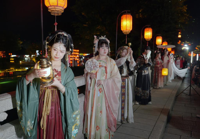  10月24日，游客在洛阳市洛邑古城身着汉服拍照留念。新华社记者 李嘉南 摄