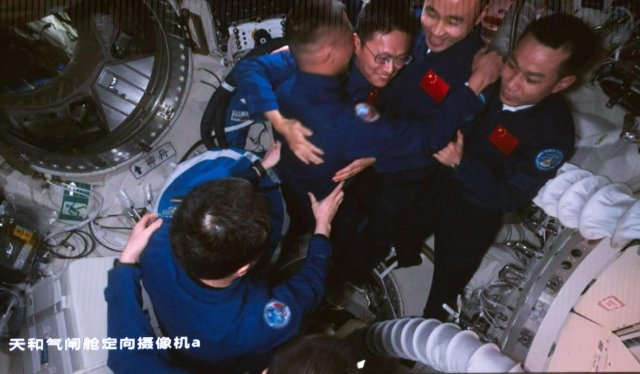 ▲神舟十六号航天员乘组欢迎神舟十七号航天员乘组的画面。新华社记者 金立旺 摄