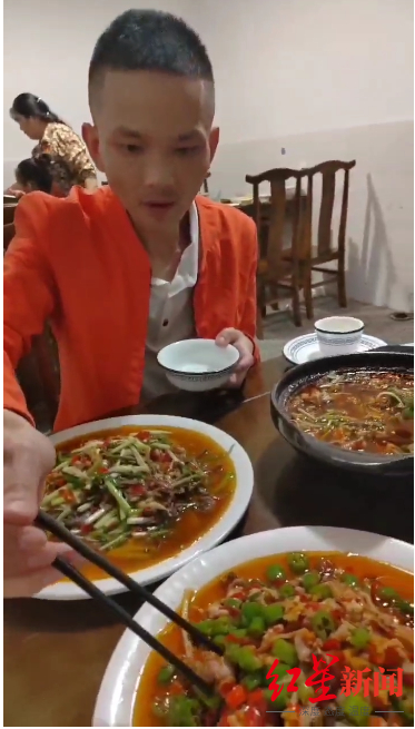 ▲阿杰说吃辣椒让他的味觉恢复得更好