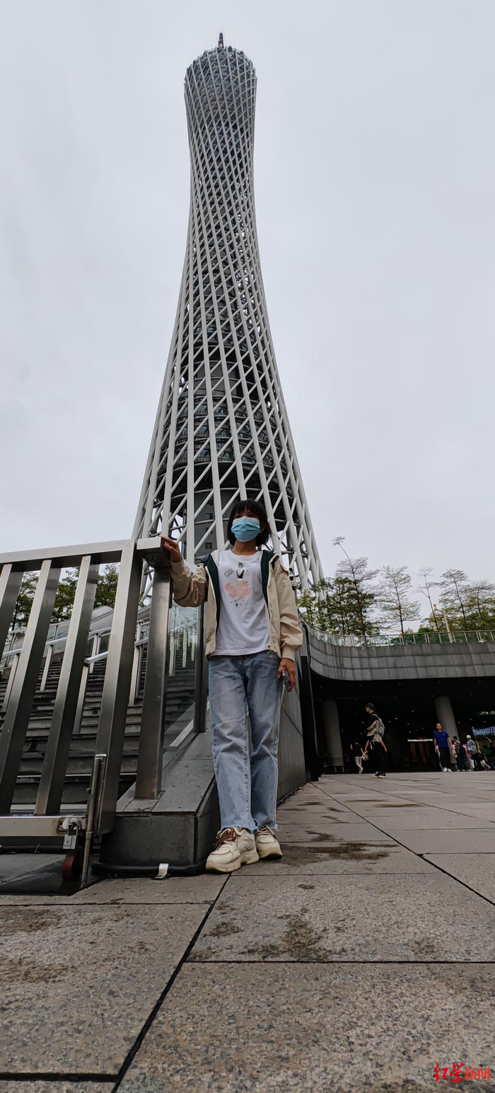 ▲阿杰在广州与病友小覃见面