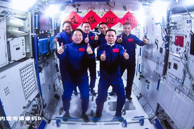 ▲神舟十六号航天员乘组与神舟十七号航天员乘组“全家福”。新华社发（韩启扬 摄）