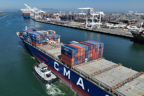 8月7日,美国奥克兰,航拍集装箱船进入奥克兰港.(图片来源:视觉中国)