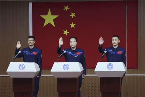 ▲5月29日，神舟十六号航天员乘组与中外媒体记者集体见面会在酒泉卫星发射中心问天阁举行。（图源：新华社）