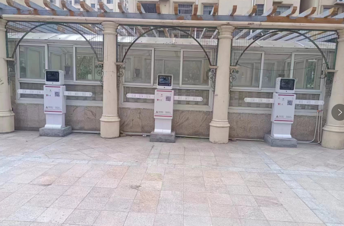 图为老旧小区建立的安全充电桩。张占祥 摄