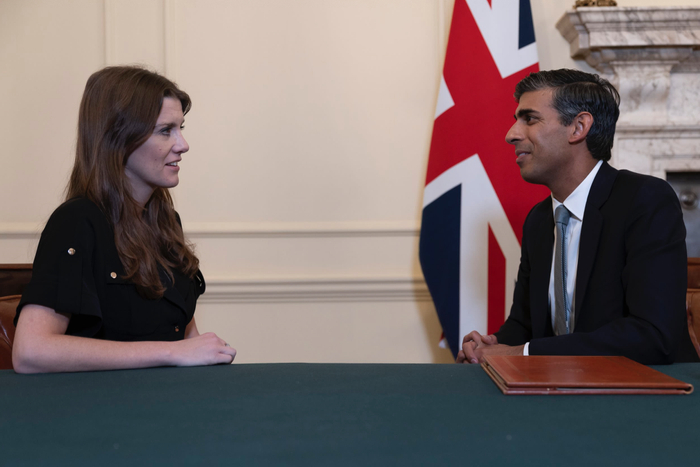 英国科学、创新和技术大臣米歇尔·唐兰（左）与英国首相苏纳克。