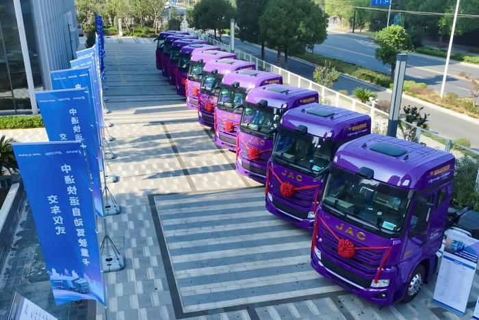 图注：智加科技联合江淮汽车专为快递快运市场打造的自动驾驶重卡K7+首批交付于中通快运