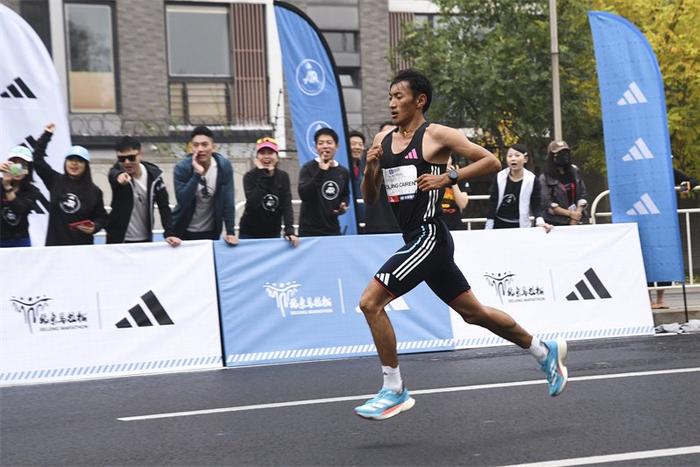 中国田径运动员索朗才仁在北马比赛跑过37.5KM“加油站”